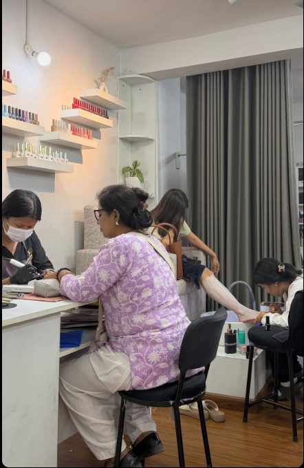 Nail service in studio
